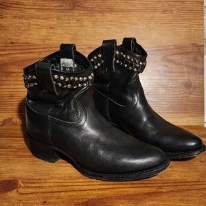 RARE Frye Diana Vintage Distressed Black Leather Studded Ankle Boot Size 5.5